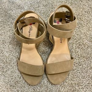 PENNY LOVES KENNY Ankle Strap Sandal Beige Tan Strappy
